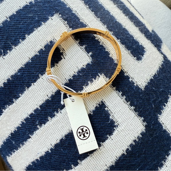 Tory Burch Classic Logo Hinge Bangle 168864 IN TORY GOLD 170$ - Picture 9 of 10